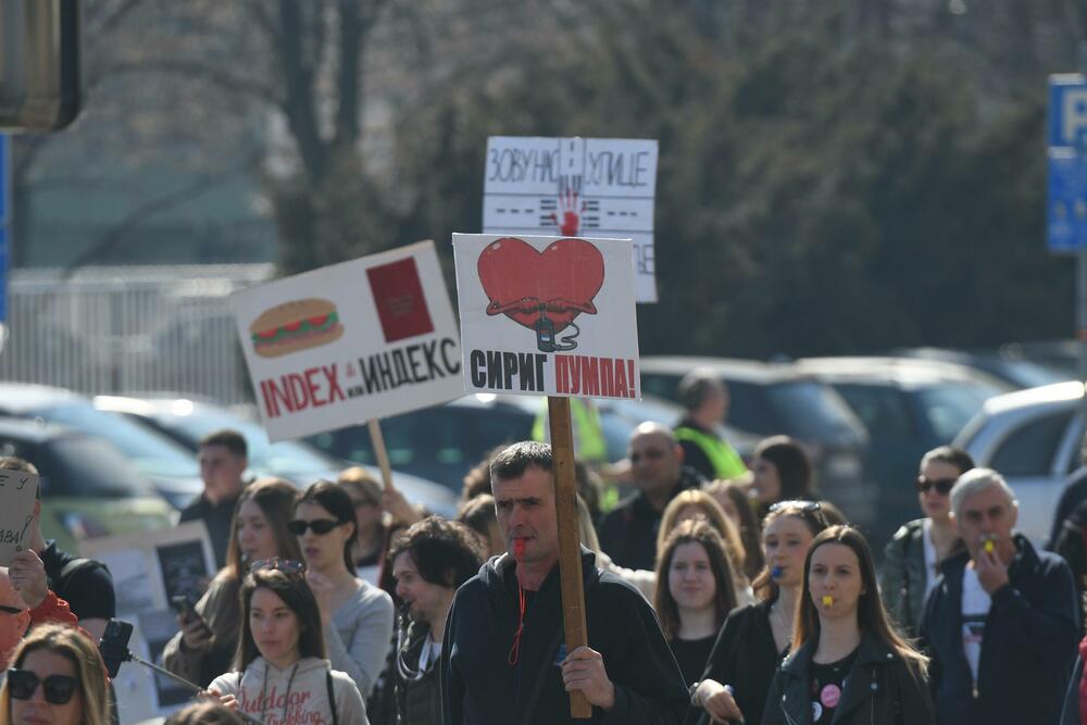 <p>"Jeste li vi negdje vidjeli generalni štrajk? Jutros mi je trebalo do posla da dođem kao do Novog Sada da sam išao kakve su gužve bile. Sve radi, sve funkcioniše. Danas je između 74 i 78 škola manje u potpunoj obustavi nastave nego 24. januara, da ne pričam o školama koje su bile u nekoj drugoj vrsti štrajka. Odličan im je bio generalni štrajk, uspio 100 odsto. Nek im svaki tako uspije", rekao je predsjednik Srbije Vučić</p>