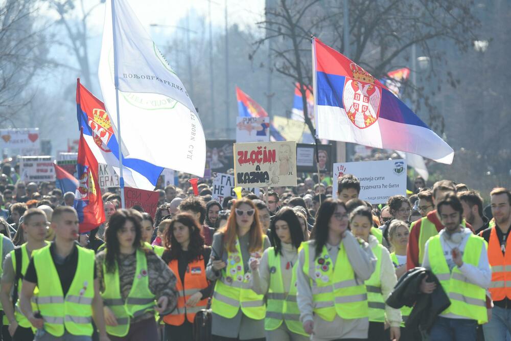 <p>"Jeste li vi negdje vidjeli generalni štrajk? Jutros mi je trebalo do posla da dođem kao do Novog Sada da sam išao kakve su gužve bile. Sve radi, sve funkcioniše. Danas je između 74 i 78 škola manje u potpunoj obustavi nastave nego 24. januara, da ne pričam o školama koje su bile u nekoj drugoj vrsti štrajka. Odličan im je bio generalni štrajk, uspio 100 odsto. Nek im svaki tako uspije", rekao je predsjednik Srbije Vučić</p>