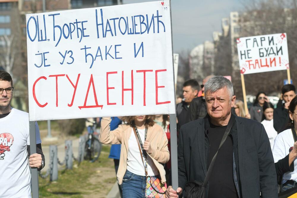 <p>"Jeste li vi negdje vidjeli generalni štrajk? Jutros mi je trebalo do posla da dođem kao do Novog Sada da sam išao kakve su gužve bile. Sve radi, sve funkcioniše. Danas je između 74 i 78 škola manje u potpunoj obustavi nastave nego 24. januara, da ne pričam o školama koje su bile u nekoj drugoj vrsti štrajka. Odličan im je bio generalni štrajk, uspio 100 odsto. Nek im svaki tako uspije", rekao je predsjednik Srbije Vučić</p>
