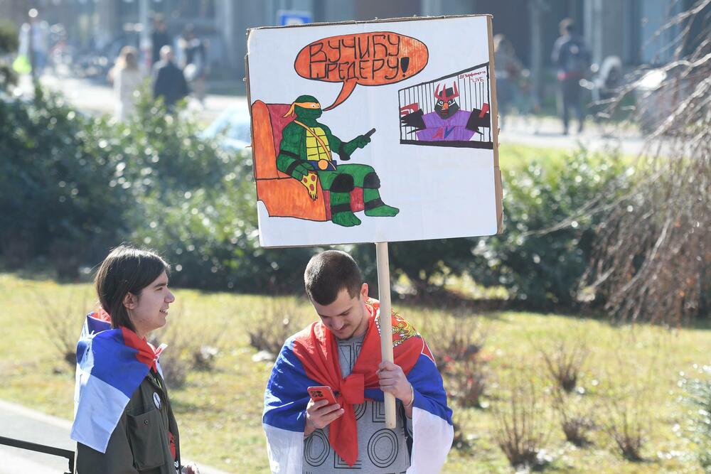 <p>"Jeste li vi negdje vidjeli generalni štrajk? Jutros mi je trebalo do posla da dođem kao do Novog Sada da sam išao kakve su gužve bile. Sve radi, sve funkcioniše. Danas je između 74 i 78 škola manje u potpunoj obustavi nastave nego 24. januara, da ne pričam o školama koje su bile u nekoj drugoj vrsti štrajka. Odličan im je bio generalni štrajk, uspio 100 odsto. Nek im svaki tako uspije", rekao je predsjednik Srbije Vučić</p>