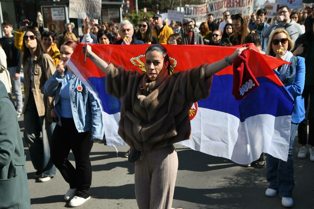 <p>"Jeste li vi negdje vidjeli generalni štrajk? Jutros mi je trebalo do posla da dođem kao do Novog Sada da sam išao kakve su gužve bile. Sve radi, sve funkcioniše. Danas je između 74 i 78 škola manje u potpunoj obustavi nastave nego 24. januara, da ne pričam o školama koje su bile u nekoj drugoj vrsti štrajka. Odličan im je bio generalni štrajk, uspio 100 odsto. Nek im svaki tako uspije", rekao je predsjednik Srbije Vučić</p>