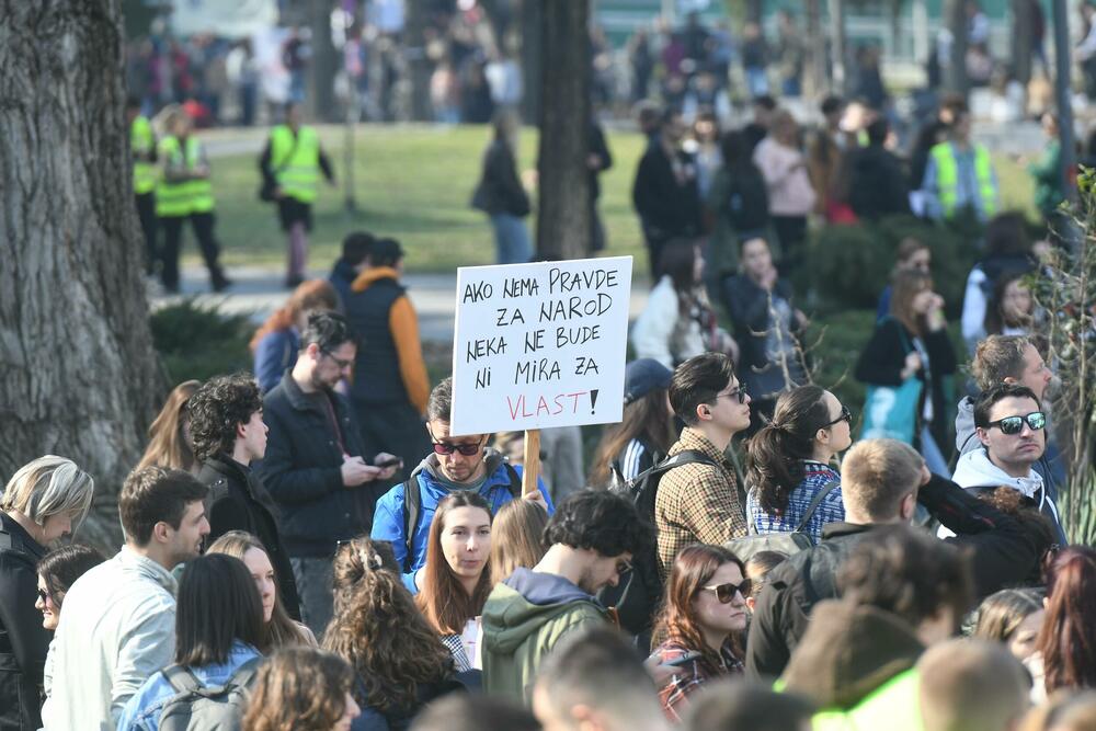 <p>"Jeste li vi negdje vidjeli generalni štrajk? Jutros mi je trebalo do posla da dođem kao do Novog Sada da sam išao kakve su gužve bile. Sve radi, sve funkcioniše. Danas je između 74 i 78 škola manje u potpunoj obustavi nastave nego 24. januara, da ne pričam o školama koje su bile u nekoj drugoj vrsti štrajka. Odličan im je bio generalni štrajk, uspio 100 odsto. Nek im svaki tako uspije", rekao je predsjednik Srbije Vučić</p>