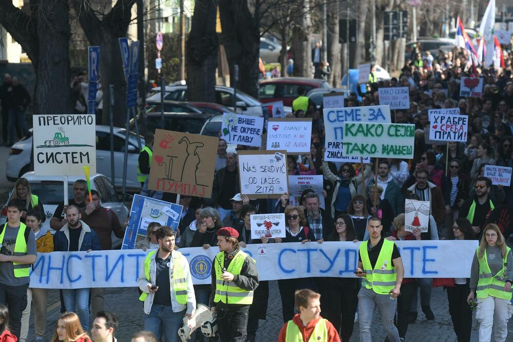 <p>"Jeste li vi negdje vidjeli generalni štrajk? Jutros mi je trebalo do posla da dođem kao do Novog Sada da sam išao kakve su gužve bile. Sve radi, sve funkcioniše. Danas je između 74 i 78 škola manje u potpunoj obustavi nastave nego 24. januara, da ne pričam o školama koje su bile u nekoj drugoj vrsti štrajka. Odličan im je bio generalni štrajk, uspio 100 odsto. Nek im svaki tako uspije", rekao je predsjednik Srbije Vučić</p>