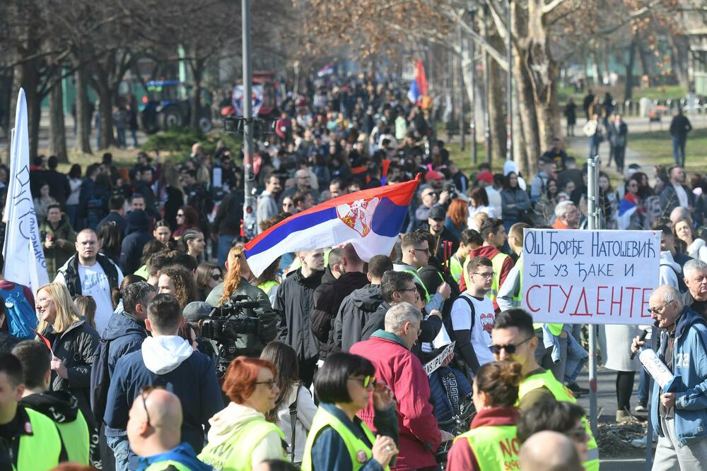 <p>"Jeste li vi negdje vidjeli generalni štrajk? Jutros mi je trebalo do posla da dođem kao do Novog Sada da sam išao kakve su gužve bile. Sve radi, sve funkcioniše. Danas je između 74 i 78 škola manje u potpunoj obustavi nastave nego 24. januara, da ne pričam o školama koje su bile u nekoj drugoj vrsti štrajka. Odličan im je bio generalni štrajk, uspio 100 odsto. Nek im svaki tako uspije", rekao je predsjednik Srbije Vučić</p>