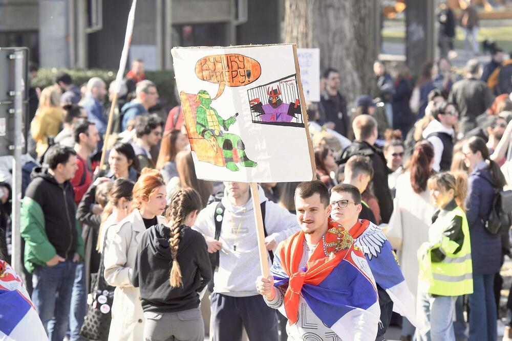 <p>"Jeste li vi negdje vidjeli generalni štrajk? Jutros mi je trebalo do posla da dođem kao do Novog Sada da sam išao kakve su gužve bile. Sve radi, sve funkcioniše. Danas je između 74 i 78 škola manje u potpunoj obustavi nastave nego 24. januara, da ne pričam o školama koje su bile u nekoj drugoj vrsti štrajka. Odličan im je bio generalni štrajk, uspio 100 odsto. Nek im svaki tako uspije", rekao je predsjednik Srbije Vučić</p>