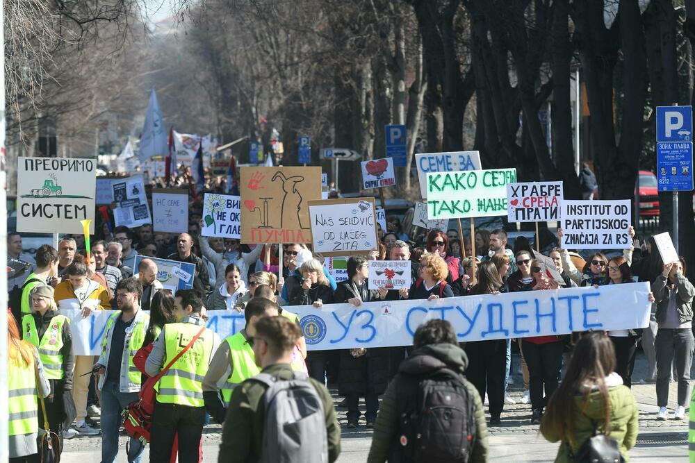 <p>"Jeste li vi negdje vidjeli generalni štrajk? Jutros mi je trebalo do posla da dođem kao do Novog Sada da sam išao kakve su gužve bile. Sve radi, sve funkcioniše. Danas je između 74 i 78 škola manje u potpunoj obustavi nastave nego 24. januara, da ne pričam o školama koje su bile u nekoj drugoj vrsti štrajka. Odličan im je bio generalni štrajk, uspio 100 odsto. Nek im svaki tako uspije", rekao je predsjednik Srbije Vučić</p>