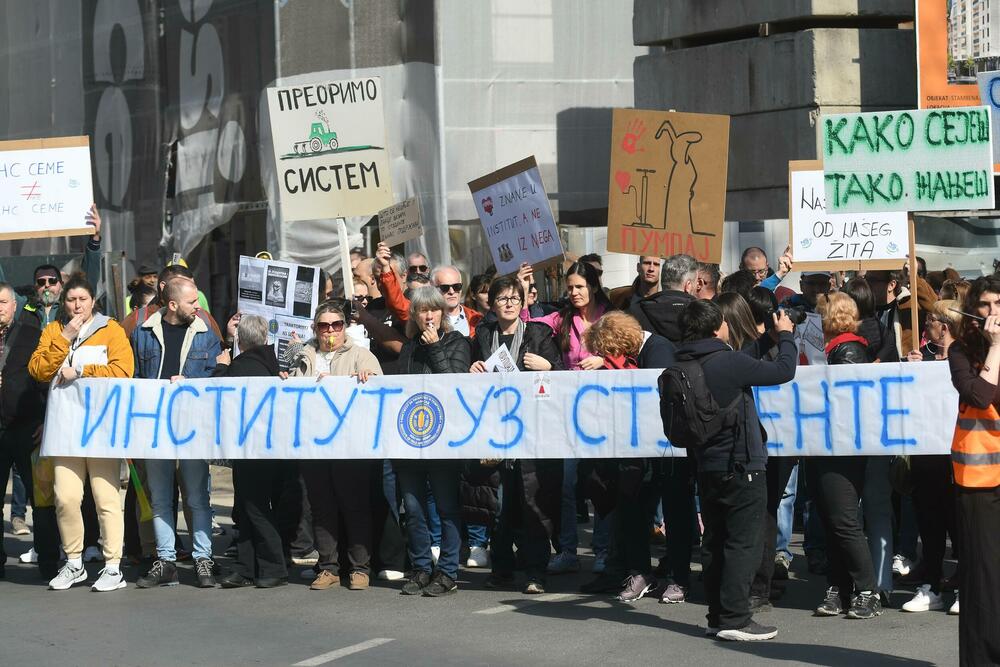 <p>"Jeste li vi negdje vidjeli generalni štrajk? Jutros mi je trebalo do posla da dođem kao do Novog Sada da sam išao kakve su gužve bile. Sve radi, sve funkcioniše. Danas je između 74 i 78 škola manje u potpunoj obustavi nastave nego 24. januara, da ne pričam o školama koje su bile u nekoj drugoj vrsti štrajka. Odličan im je bio generalni štrajk, uspio 100 odsto. Nek im svaki tako uspije", rekao je predsjednik Srbije Vučić</p>