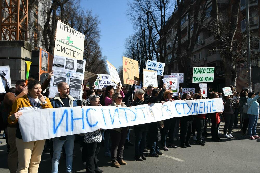 <p>"Jeste li vi negdje vidjeli generalni štrajk? Jutros mi je trebalo do posla da dođem kao do Novog Sada da sam išao kakve su gužve bile. Sve radi, sve funkcioniše. Danas je između 74 i 78 škola manje u potpunoj obustavi nastave nego 24. januara, da ne pričam o školama koje su bile u nekoj drugoj vrsti štrajka. Odličan im je bio generalni štrajk, uspio 100 odsto. Nek im svaki tako uspije", rekao je predsjednik Srbije Vučić</p>