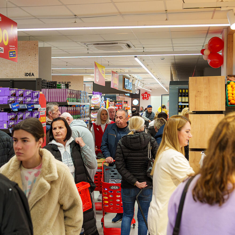 <p><em>Vrata renovirane IDEA prodavnice širom su otvorena za sve potrošače koji žele da uživaju u garantovano kvalitetnoj kupovini.</em></p>