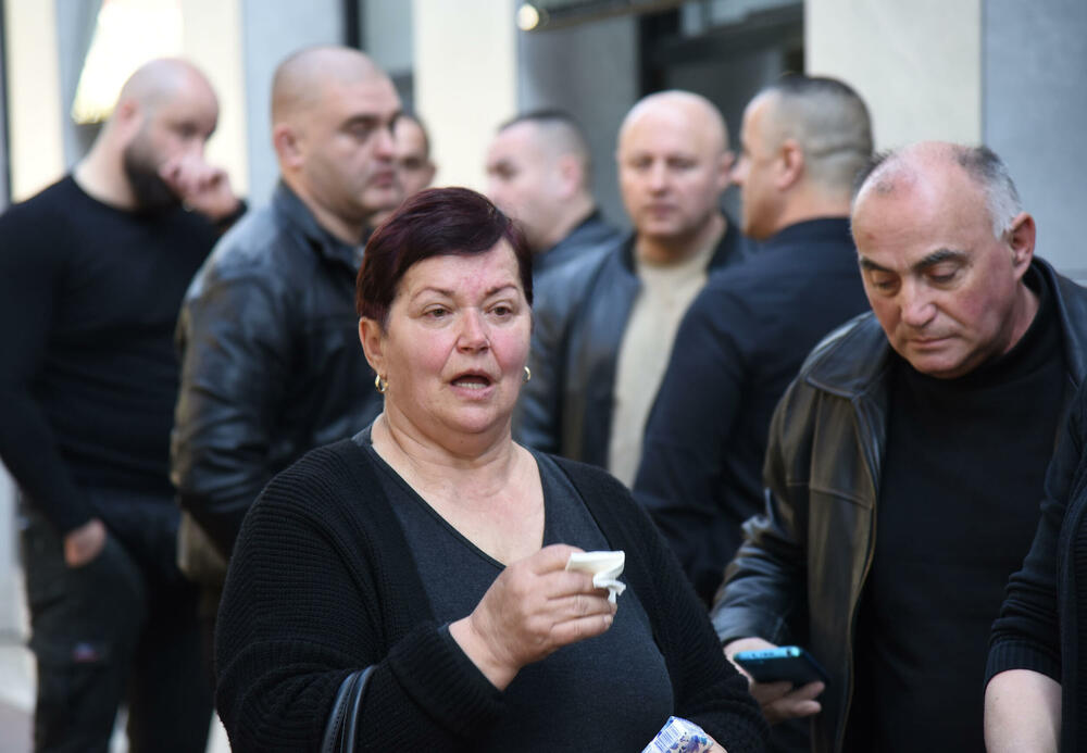 <p>Punomoćnik oštećenih porodica Vučeljić i Novaković, advokat Dragoljub Petrović kazao je da je kazna blaga za smrt dva mladića Filipa Vučeljića i Andrije Novakovića</p>  <p>"Po mom stavu, ta kazna je previše blaga jer kada uzmete u obzir da su izgubljena dva mlada života, sve vam je jasno", ocijenio je advokat</p>