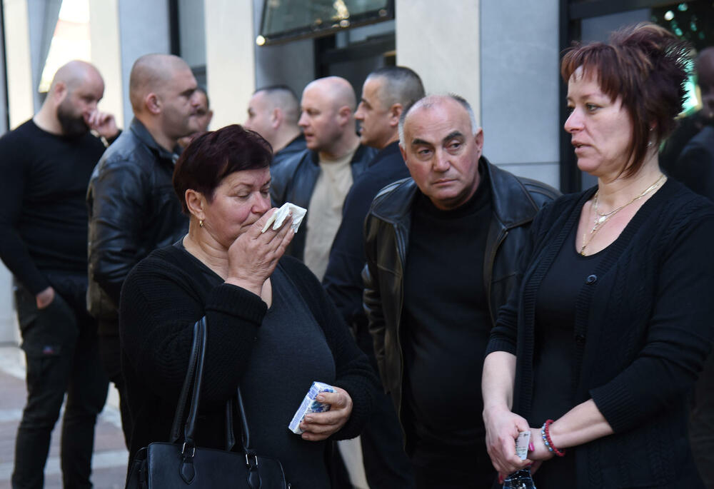 <p>Punomoćnik oštećenih porodica Vučeljić i Novaković, advokat Dragoljub Petrović kazao je da je kazna blaga za smrt dva mladića Filipa Vučeljića i Andrije Novakovića</p>  <p>"Po mom stavu, ta kazna je previše blaga jer kada uzmete u obzir da su izgubljena dva mlada života, sve vam je jasno", ocijenio je advokat</p>