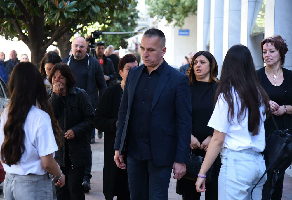 <p>Punomoćnik oštećenih porodica Vučeljić i Novaković, advokat Dragoljub Petrović kazao je da je kazna blaga za smrt dva mladića Filipa Vučeljića i Andrije Novakovića</p>  <p>"Po mom stavu, ta kazna je previše blaga jer kada uzmete u obzir da su izgubljena dva mlada života, sve vam je jasno", ocijenio je advokat</p>