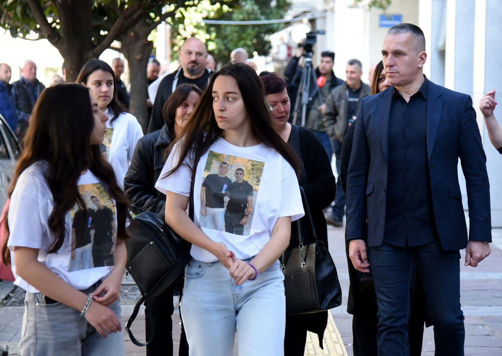 <p>Punomoćnik oštećenih porodica Vučeljić i Novaković, advokat Dragoljub Petrović kazao je da je kazna blaga za smrt dva mladića Filipa Vučeljića i Andrije Novakovića</p>  <p>"Po mom stavu, ta kazna je previše blaga jer kada uzmete u obzir da su izgubljena dva mlada života, sve vam je jasno", ocijenio je advokat</p>