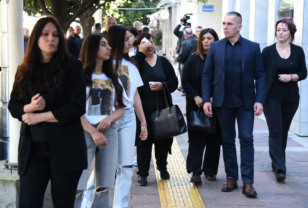 <p>Punomoćnik oštećenih porodica Vučeljić i Novaković, advokat Dragoljub Petrović kazao je da je kazna blaga za smrt dva mladića Filipa Vučeljića i Andrije Novakovića</p>  <p>"Po mom stavu, ta kazna je previše blaga jer kada uzmete u obzir da su izgubljena dva mlada života, sve vam je jasno", ocijenio je advokat</p>