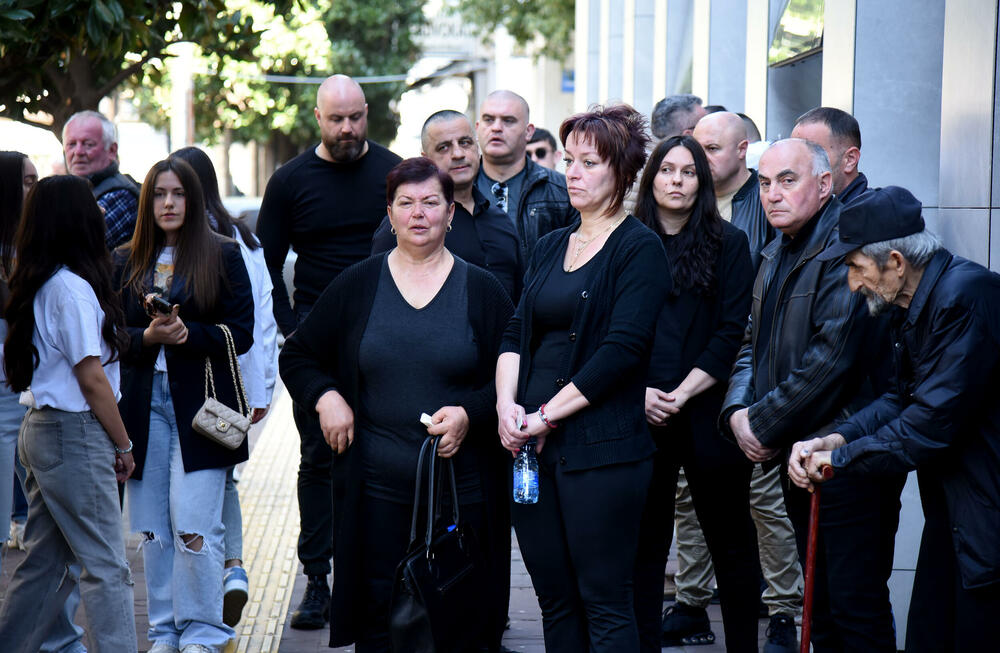 <p>Punomoćnik oštećenih porodica Vučeljić i Novaković, advokat Dragoljub Petrović kazao je da je kazna blaga za smrt dva mladića Filipa Vučeljića i Andrije Novakovića</p>  <p>"Po mom stavu, ta kazna je previše blaga jer kada uzmete u obzir da su izgubljena dva mlada života, sve vam je jasno", ocijenio je advokat</p>