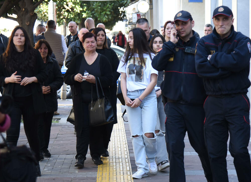 <p>Punomoćnik oštećenih porodica Vučeljić i Novaković, advokat Dragoljub Petrović kazao je da je kazna blaga za smrt dva mladića Filipa Vučeljića i Andrije Novakovića</p>  <p>"Po mom stavu, ta kazna je previše blaga jer kada uzmete u obzir da su izgubljena dva mlada života, sve vam je jasno", ocijenio je advokat</p>