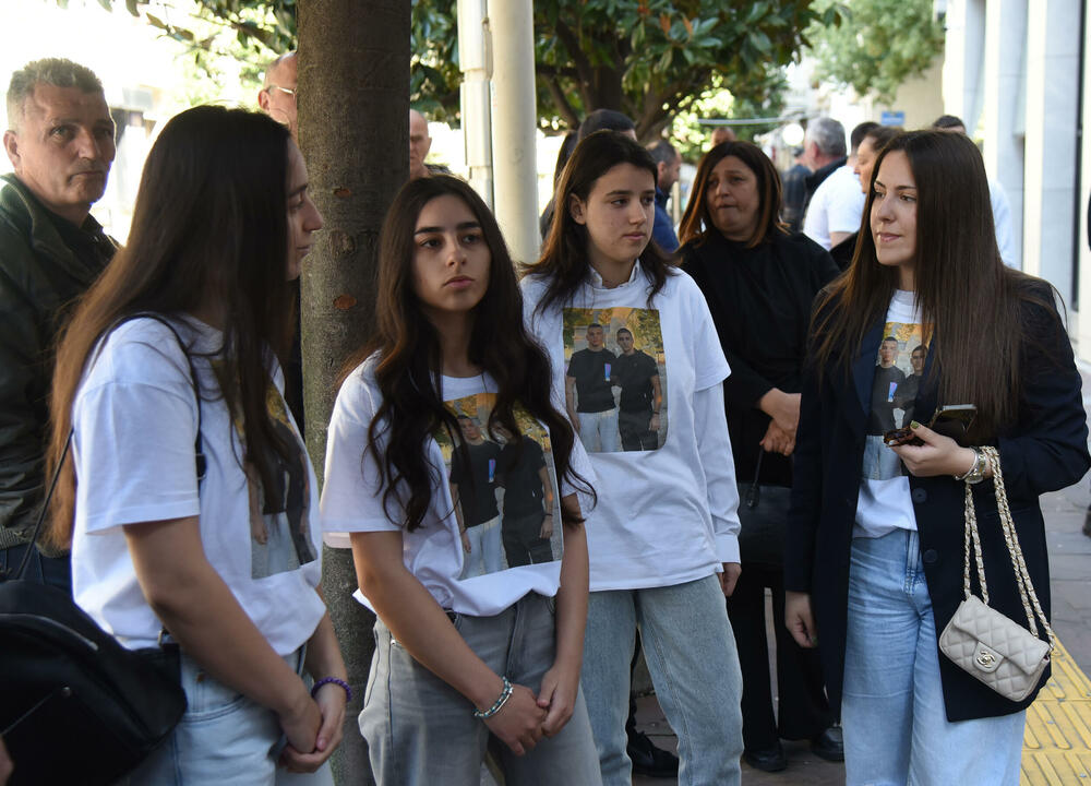 <p>Punomoćnik oštećenih porodica Vučeljić i Novaković, advokat Dragoljub Petrović kazao je da je kazna blaga za smrt dva mladića Filipa Vučeljića i Andrije Novakovića</p>  <p>"Po mom stavu, ta kazna je previše blaga jer kada uzmete u obzir da su izgubljena dva mlada života, sve vam je jasno", ocijenio je advokat</p>