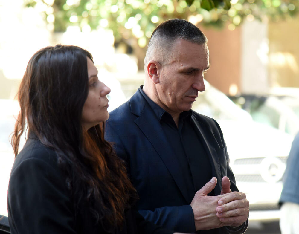 <p>Punomoćnik oštećenih porodica Vučeljić i Novaković, advokat Dragoljub Petrović kazao je da je kazna blaga za smrt dva mladića Filipa Vučeljića i Andrije Novakovića</p>  <p>"Po mom stavu, ta kazna je previše blaga jer kada uzmete u obzir da su izgubljena dva mlada života, sve vam je jasno", ocijenio je advokat</p>