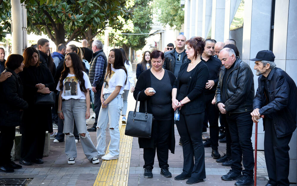 <p>Punomoćnik oštećenih porodica Vučeljić i Novaković, advokat Dragoljub Petrović kazao je da je kazna blaga za smrt dva mladića Filipa Vučeljića i Andrije Novakovića</p>  <p>"Po mom stavu, ta kazna je previše blaga jer kada uzmete u obzir da su izgubljena dva mlada života, sve vam je jasno", ocijenio je advokat</p>