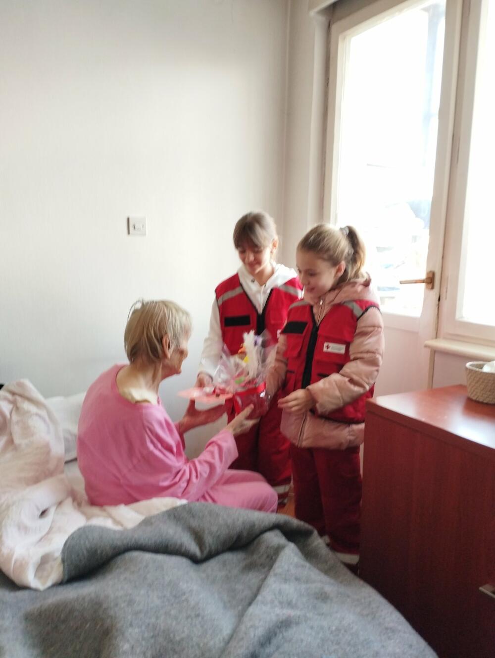 <p>Članovi Kluba mladih su pripremili čokoladice koje su zajedno sa korisnicima iz Dnevnog centra i poklonima u vidu čajeva, koje su oni pakovali, dijelili ženama</p>