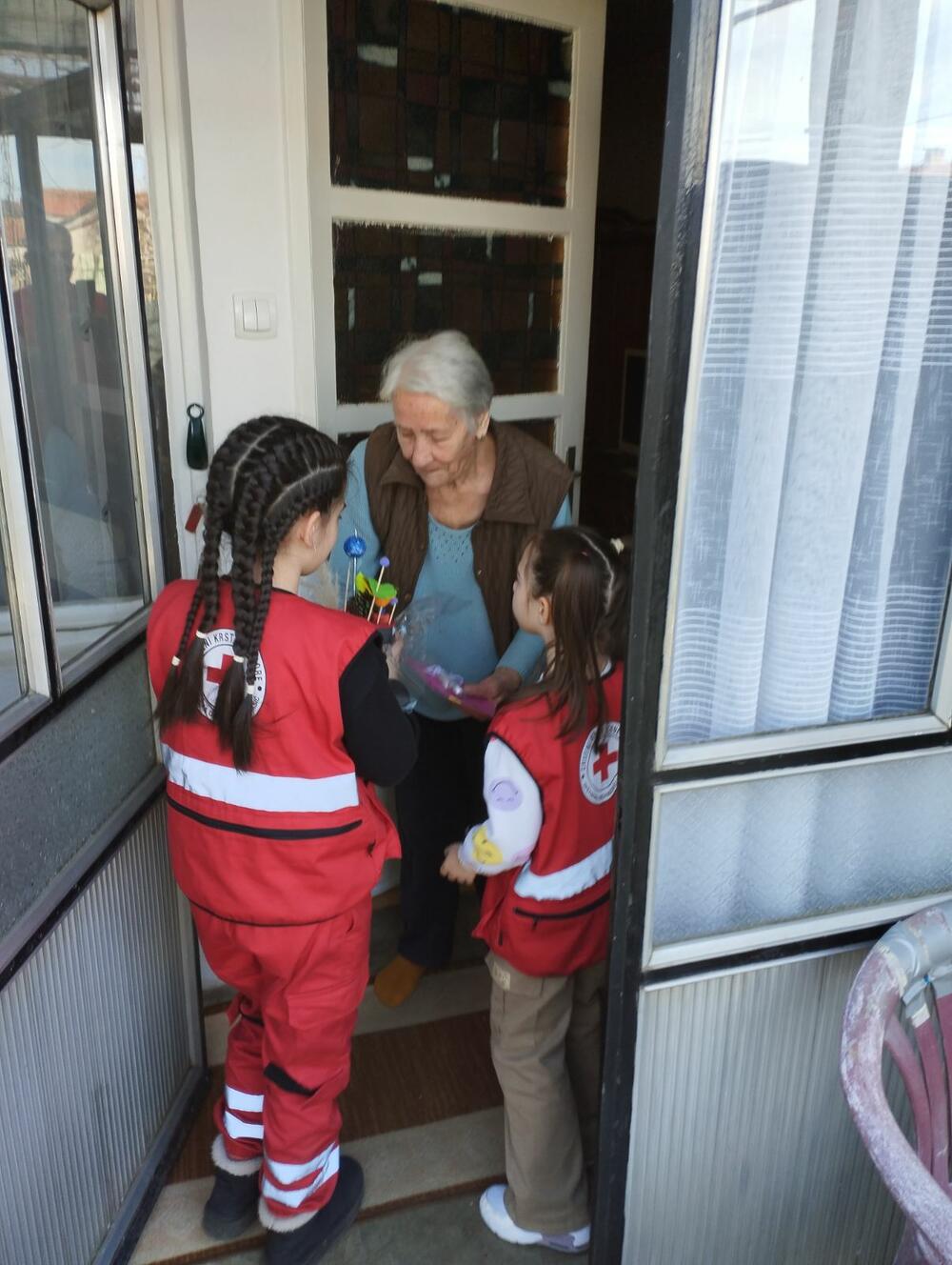 <p>Članovi Kluba mladih su pripremili čokoladice koje su zajedno sa korisnicima iz Dnevnog centra i poklonima u vidu čajeva, koje su oni pakovali, dijelili ženama</p>