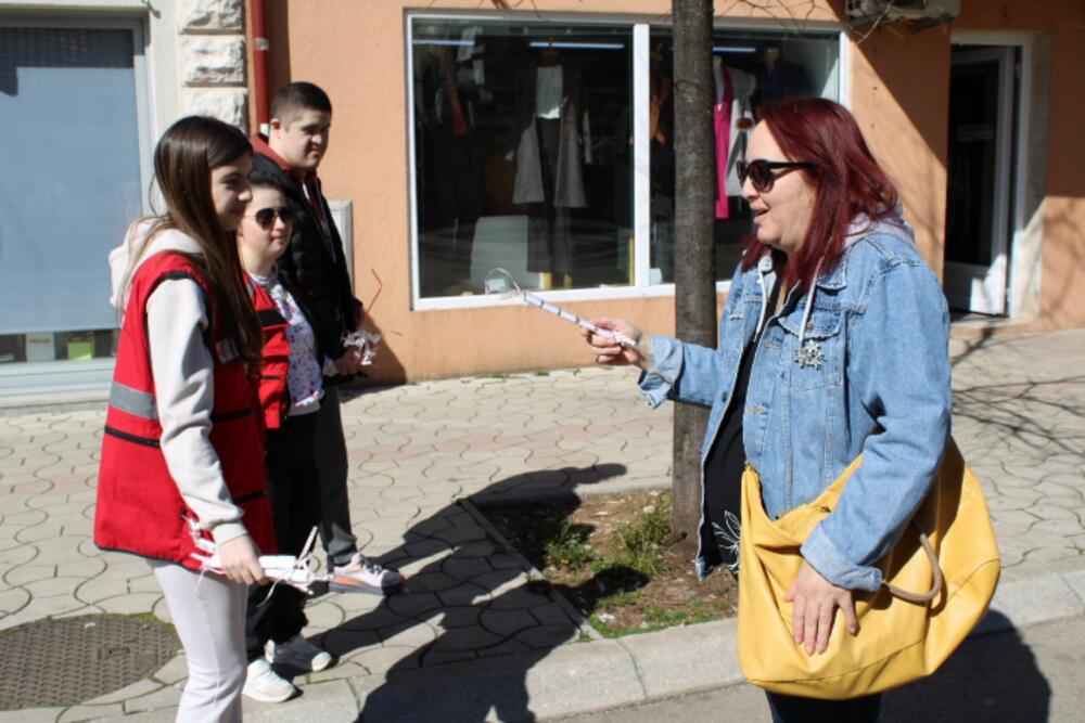 <p>Članovi Kluba mladih su pripremili čokoladice koje su zajedno sa korisnicima iz Dnevnog centra i poklonima u vidu čajeva, koje su oni pakovali, dijelili ženama</p>