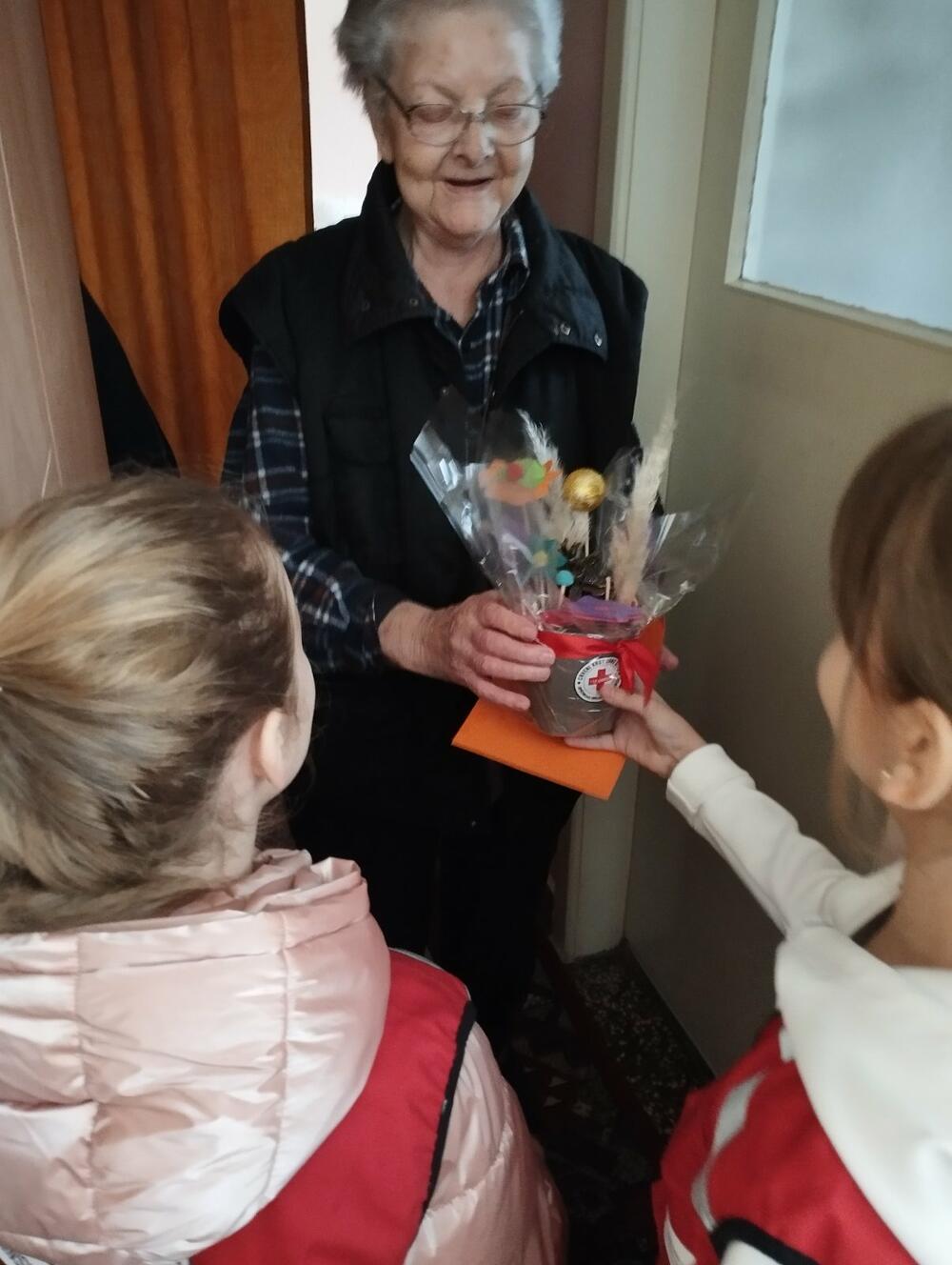 <p>Članovi Kluba mladih su pripremili čokoladice koje su zajedno sa korisnicima iz Dnevnog centra i poklonima u vidu čajeva, koje su oni pakovali, dijelili ženama</p>