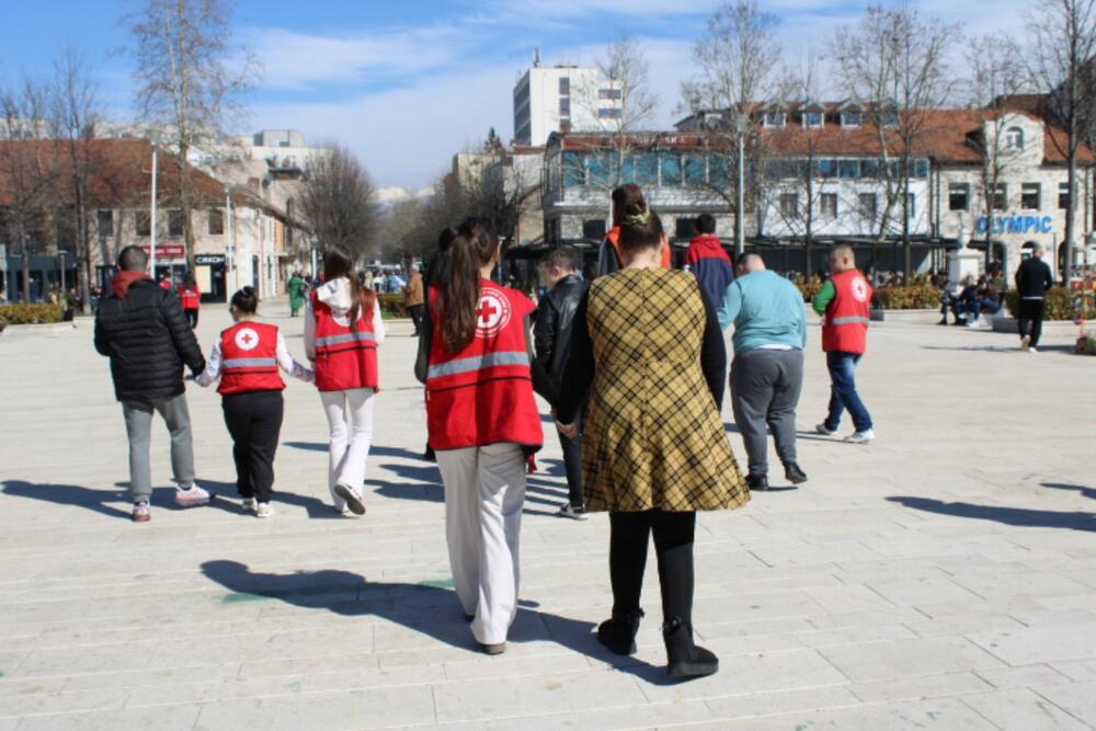 <p>Članovi Kluba mladih su pripremili čokoladice koje su zajedno sa korisnicima iz Dnevnog centra i poklonima u vidu čajeva, koje su oni pakovali, dijelili ženama</p>