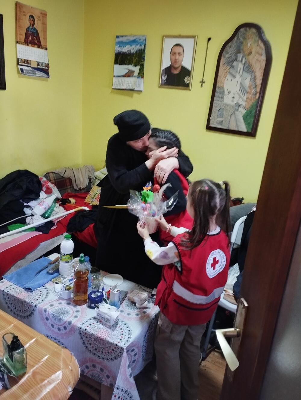 <p>Članovi Kluba mladih su pripremili čokoladice koje su zajedno sa korisnicima iz Dnevnog centra i poklonima u vidu čajeva, koje su oni pakovali, dijelili ženama</p>