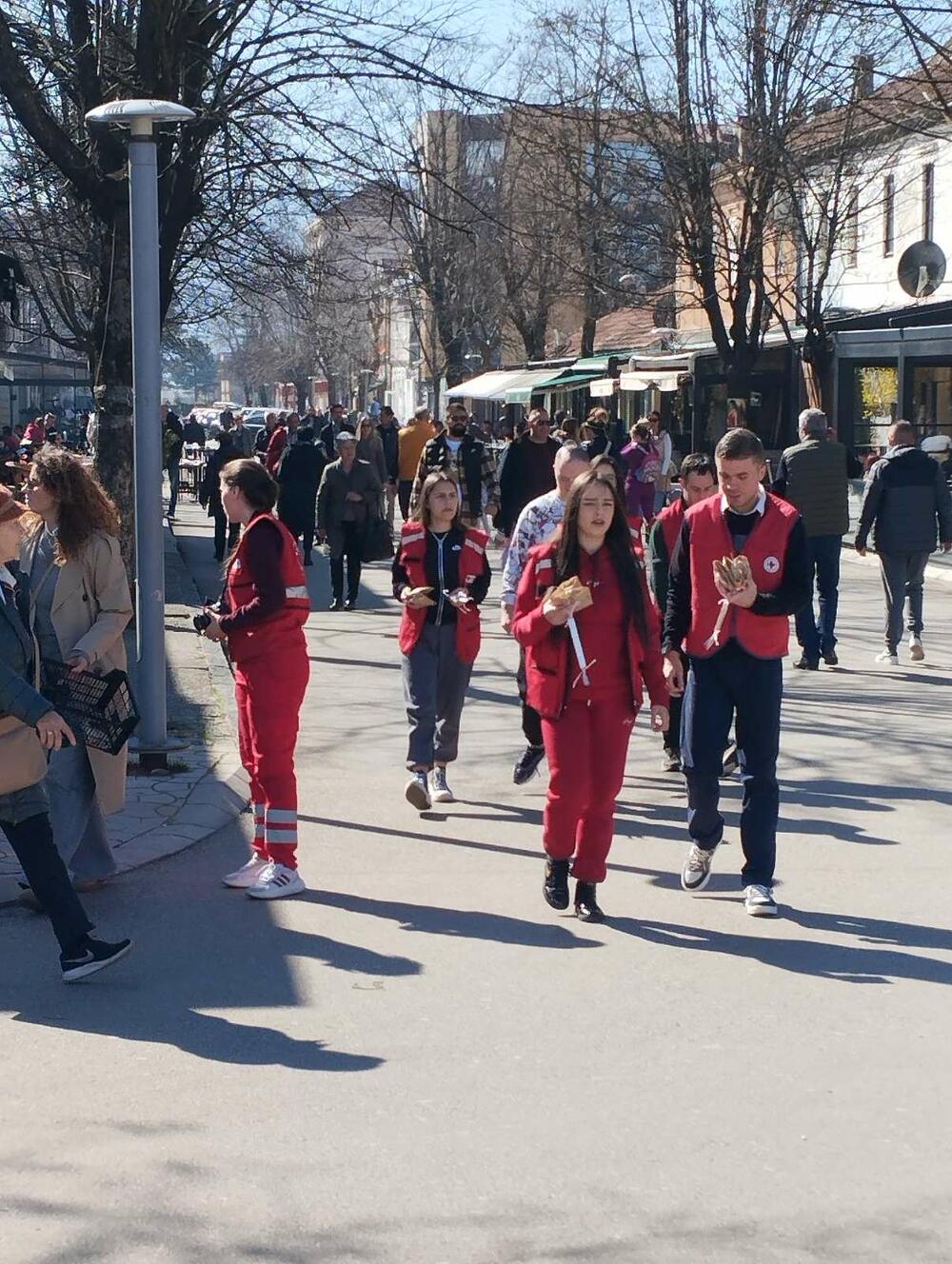 <p>Članovi Kluba mladih su pripremili čokoladice koje su zajedno sa korisnicima iz Dnevnog centra i poklonima u vidu čajeva, koje su oni pakovali, dijelili ženama</p>