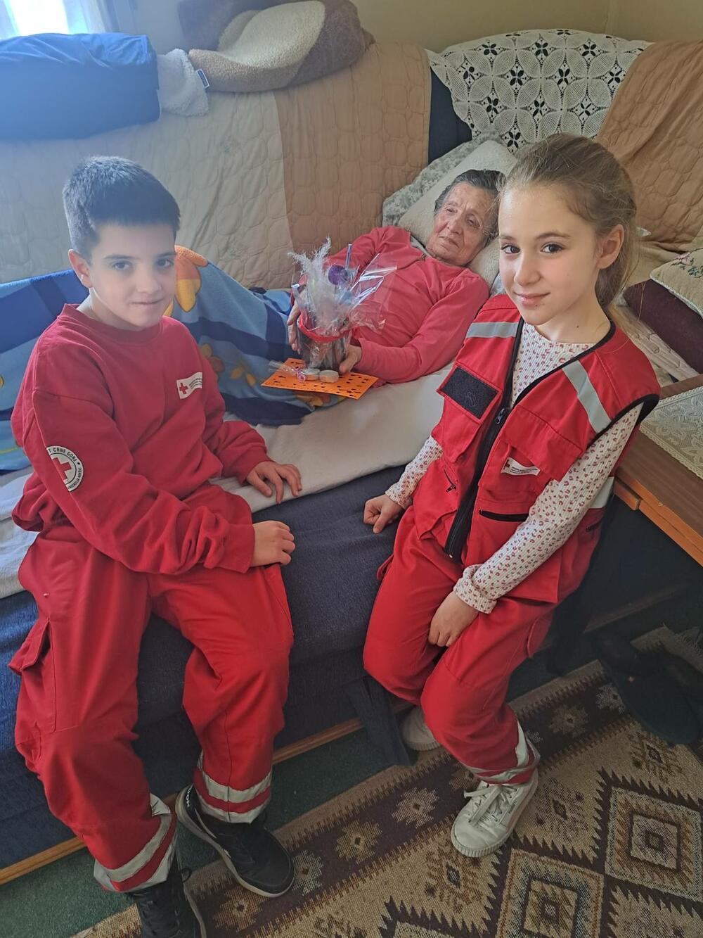 <p>Članovi Kluba mladih su pripremili čokoladice koje su zajedno sa korisnicima iz Dnevnog centra i poklonima u vidu čajeva, koje su oni pakovali, dijelili ženama</p>