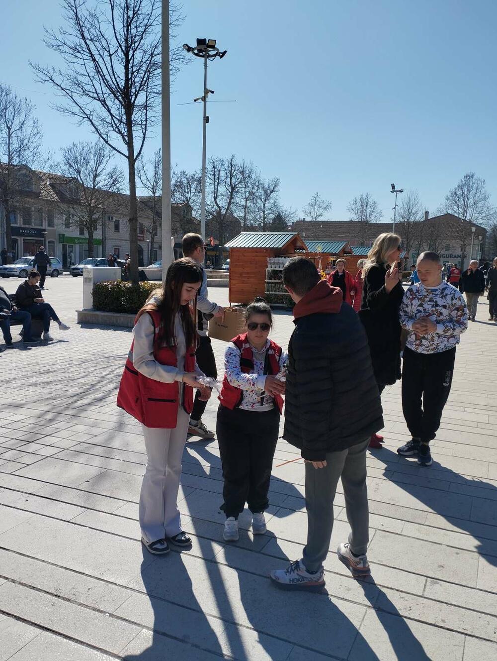 <p>Članovi Kluba mladih su pripremili čokoladice koje su zajedno sa korisnicima iz Dnevnog centra i poklonima u vidu čajeva, koje su oni pakovali, dijelili ženama</p>