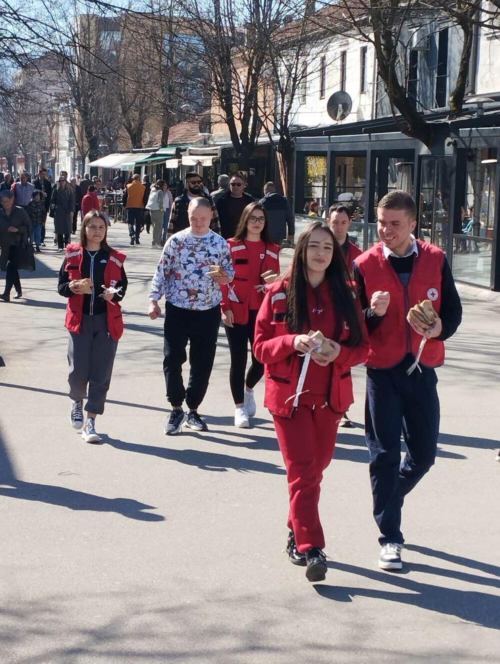 <p>Članovi Kluba mladih su pripremili čokoladice koje su zajedno sa korisnicima iz Dnevnog centra i poklonima u vidu čajeva, koje su oni pakovali, dijelili ženama</p>