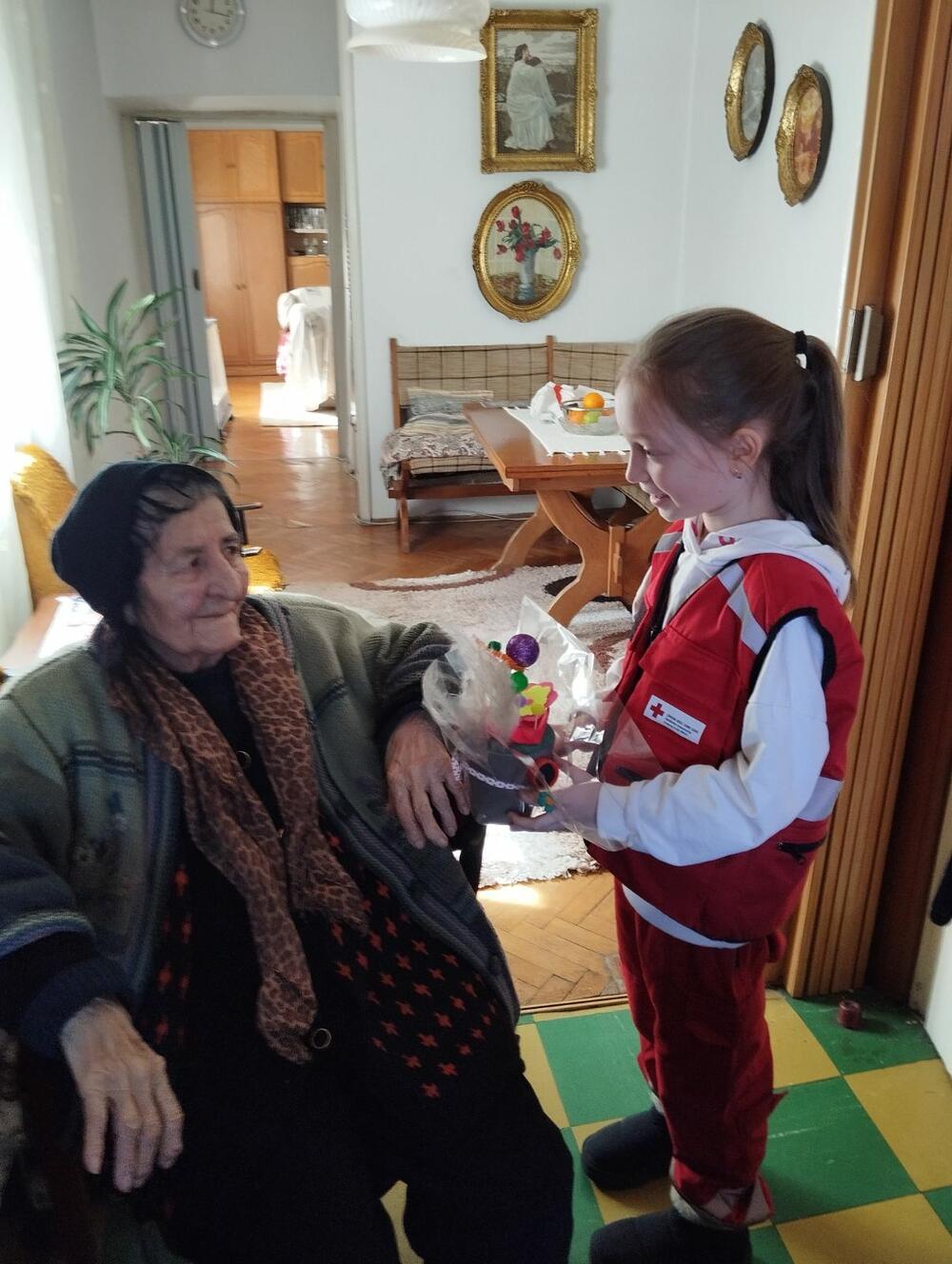 <p>Članovi Kluba mladih su pripremili čokoladice koje su zajedno sa korisnicima iz Dnevnog centra i poklonima u vidu čajeva, koje su oni pakovali, dijelili ženama</p>