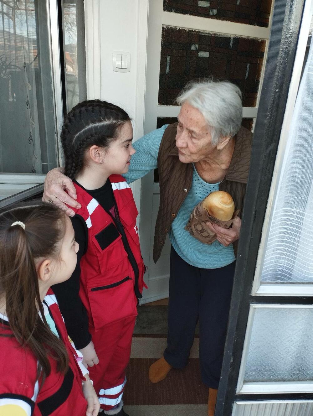 <p>Članovi Kluba mladih su pripremili čokoladice koje su zajedno sa korisnicima iz Dnevnog centra i poklonima u vidu čajeva, koje su oni pakovali, dijelili ženama</p>