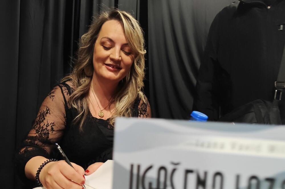 Autorka potpisuje knjige na promociji, Foto: Svetlana Mandić