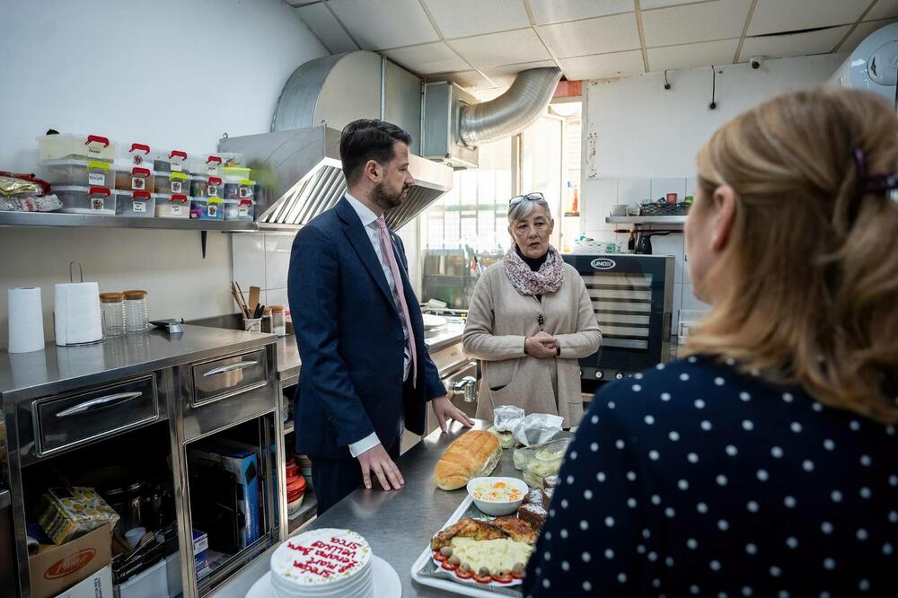 Milatović odlikovao NVU Žene Bara medaljom čovjekoljublja