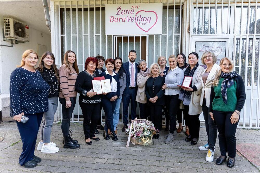 Milatović odlikovao NVU Žene Bara medaljom čovjekoljublja, Foto: Kabinet predsjednika Crne Gore