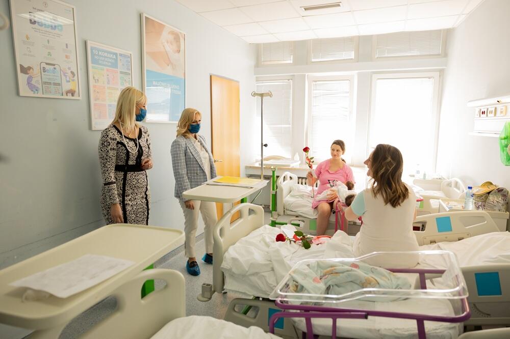 Glavni grad uručio vaučere porodiljama povodom 8. marta, Foto: Glavni grad Podgorica