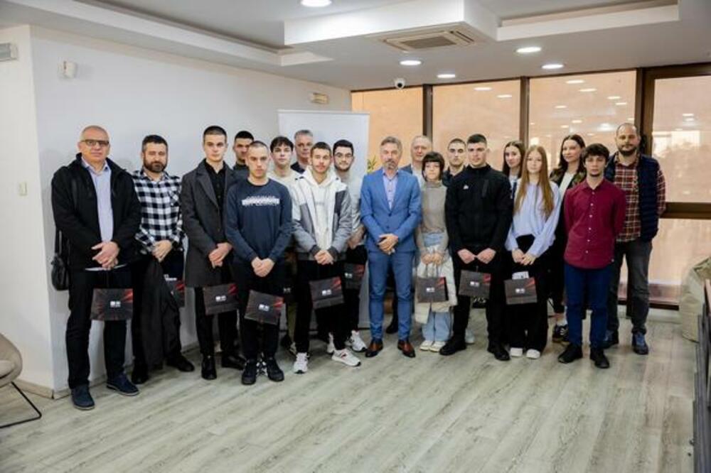 Izvršni direktor MTELa sa pobjednicima, Foto: M:tel