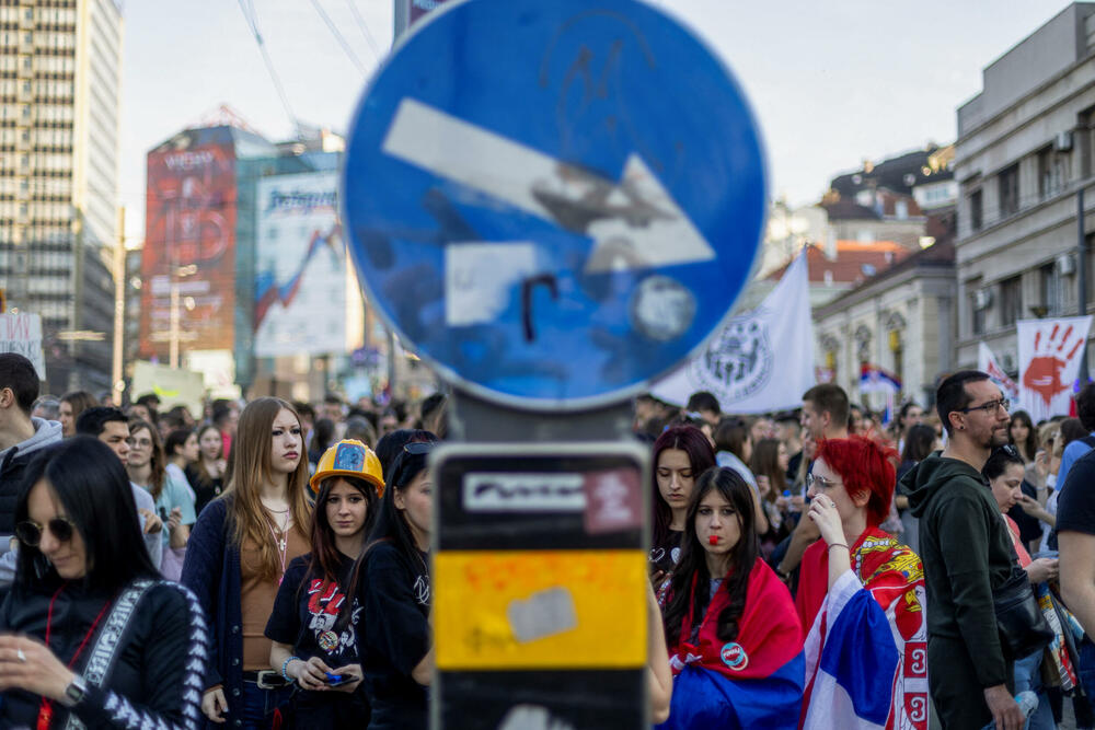 <p>"Jeste li vi negdje vidjeli generalni štrajk? Jutros mi je trebalo do posla da dođem kao do Novog Sada da sam išao kakve su gužve bile. Sve radi, sve funkcioniše. Danas je između 74 i 78 škola manje u potpunoj obustavi nastave nego 24. januara, da ne pričam o školama koje su bile u nekoj drugoj vrsti štrajka. Odličan im je bio generalni štrajk, uspio 100 odsto. Nek im svaki tako uspije", rekao je predsjednik Srbije Vučić</p>
