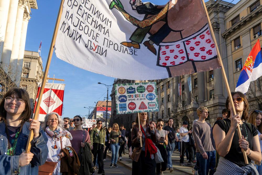 <p>"Jeste li vi negdje vidjeli generalni štrajk? Jutros mi je trebalo do posla da dođem kao do Novog Sada da sam išao kakve su gužve bile. Sve radi, sve funkcioniše. Danas je između 74 i 78 škola manje u potpunoj obustavi nastave nego 24. januara, da ne pričam o školama koje su bile u nekoj drugoj vrsti štrajka. Odličan im je bio generalni štrajk, uspio 100 odsto. Nek im svaki tako uspije", rekao je predsjednik Srbije Vučić</p>