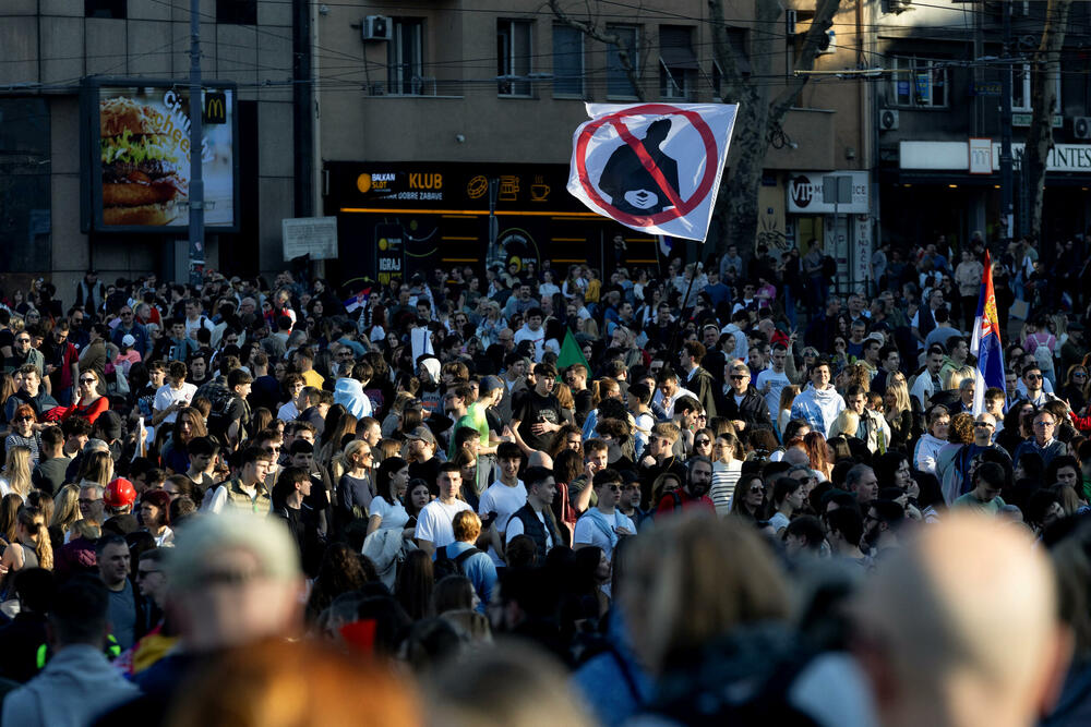 <p>"Jeste li vi negdje vidjeli generalni štrajk? Jutros mi je trebalo do posla da dođem kao do Novog Sada da sam išao kakve su gužve bile. Sve radi, sve funkcioniše. Danas je između 74 i 78 škola manje u potpunoj obustavi nastave nego 24. januara, da ne pričam o školama koje su bile u nekoj drugoj vrsti štrajka. Odličan im je bio generalni štrajk, uspio 100 odsto. Nek im svaki tako uspije", rekao je predsjednik Srbije Vučić</p>