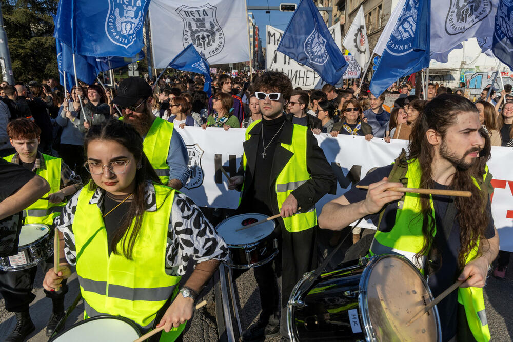<p>"Jeste li vi negdje vidjeli generalni štrajk? Jutros mi je trebalo do posla da dođem kao do Novog Sada da sam išao kakve su gužve bile. Sve radi, sve funkcioniše. Danas je između 74 i 78 škola manje u potpunoj obustavi nastave nego 24. januara, da ne pričam o školama koje su bile u nekoj drugoj vrsti štrajka. Odličan im je bio generalni štrajk, uspio 100 odsto. Nek im svaki tako uspije", rekao je predsjednik Srbije Vučić</p>