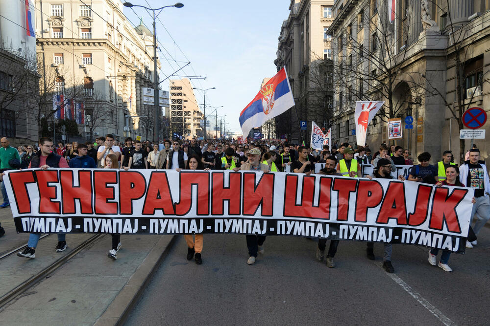 <p>"Jeste li vi negdje vidjeli generalni štrajk? Jutros mi je trebalo do posla da dođem kao do Novog Sada da sam išao kakve su gužve bile. Sve radi, sve funkcioniše. Danas je između 74 i 78 škola manje u potpunoj obustavi nastave nego 24. januara, da ne pričam o školama koje su bile u nekoj drugoj vrsti štrajka. Odličan im je bio generalni štrajk, uspio 100 odsto. Nek im svaki tako uspije", rekao je predsjednik Srbije Vučić</p>