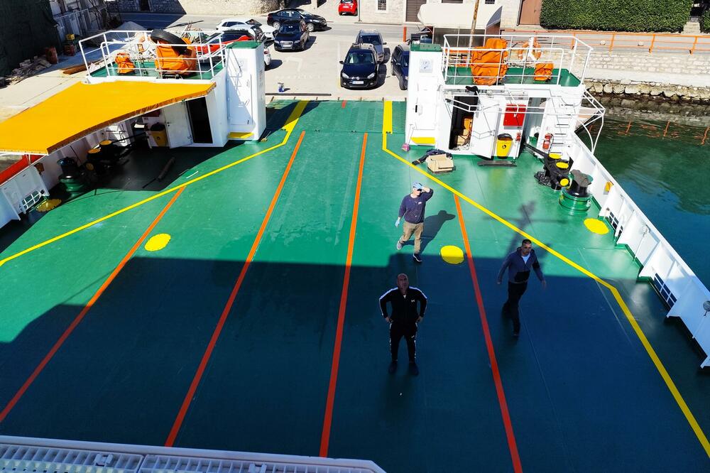 Posada sama obavlja dio manjih poslova: Paluba trajekta “Teodo”, Foto: Siniša Luković