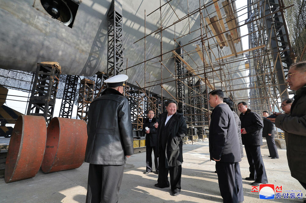 Kim Džong Un tokom posjete brodogradilištu, Foto: Reuters