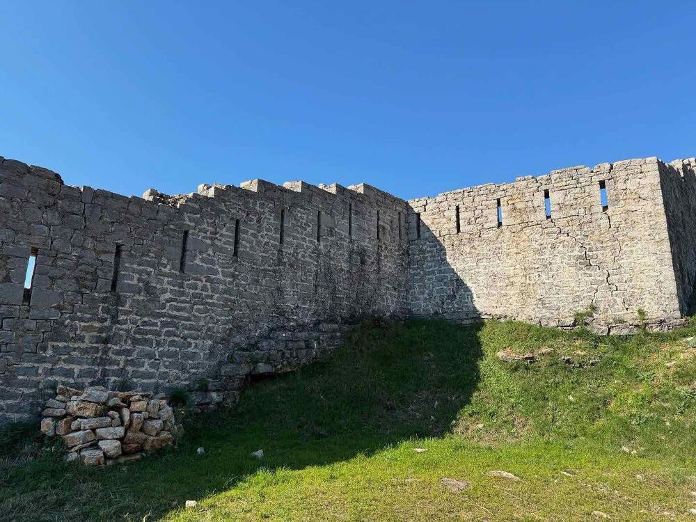 <p>"Cilj nam je da zaštitimo prostor od dalje devastacije i sačuvamo budvansko kulturno blago koje je kao fortifikacioni objekat izgrađen davne 1860. godine od strane Austougara kao jako vojno utvrđenje koje je čuvalo zapadnu stranu Budve"</p>