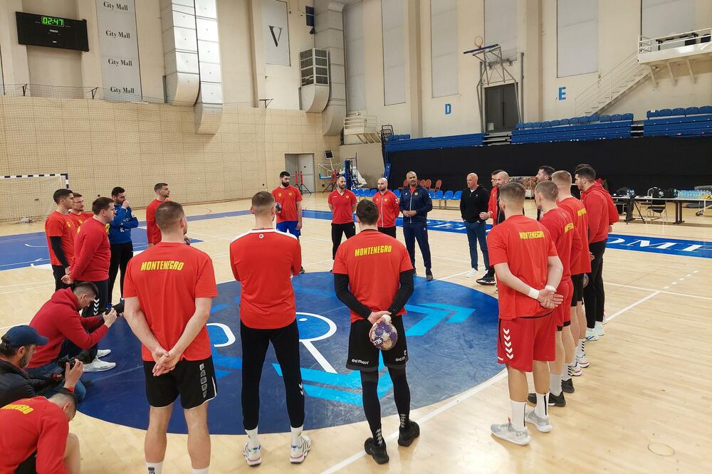 "Lavovi" i selektor Dinar pred početak treninga u dvorani Verde, Foto: Kosta Bošković
