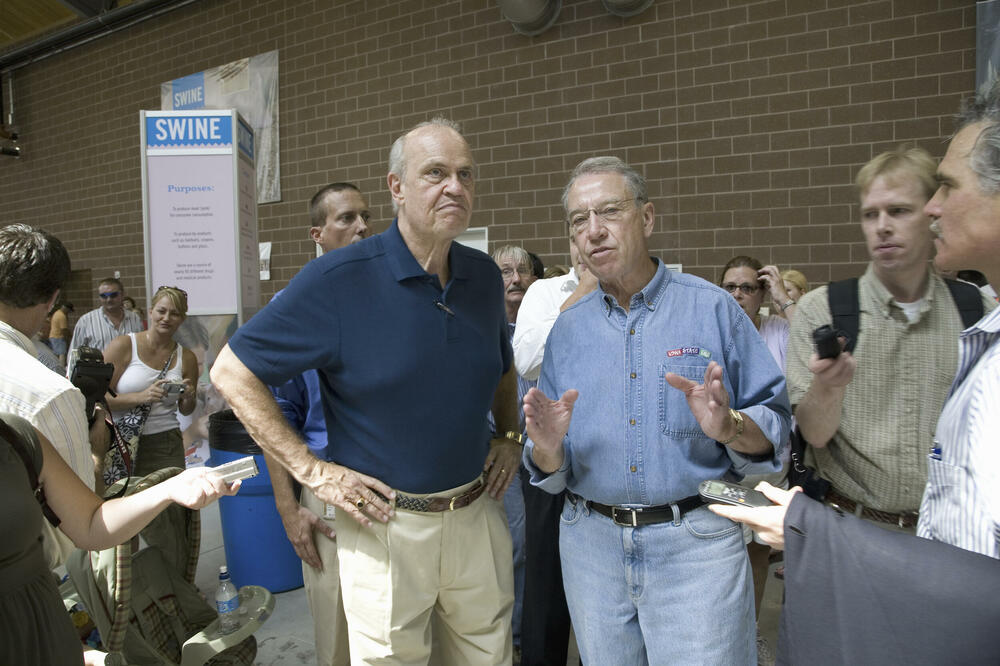 Čak Grasli (desno) u društvu senatora Freda Tompsona, Foto: Shutterstock